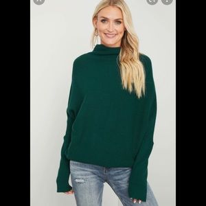 BluIvy Slouch Neck Dolman Pullover Sweater in green. Size S/M.